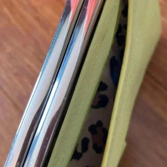 Leather clutch - yellow - magnetic closure - lots of storage - great condition - Picture 4 of 10